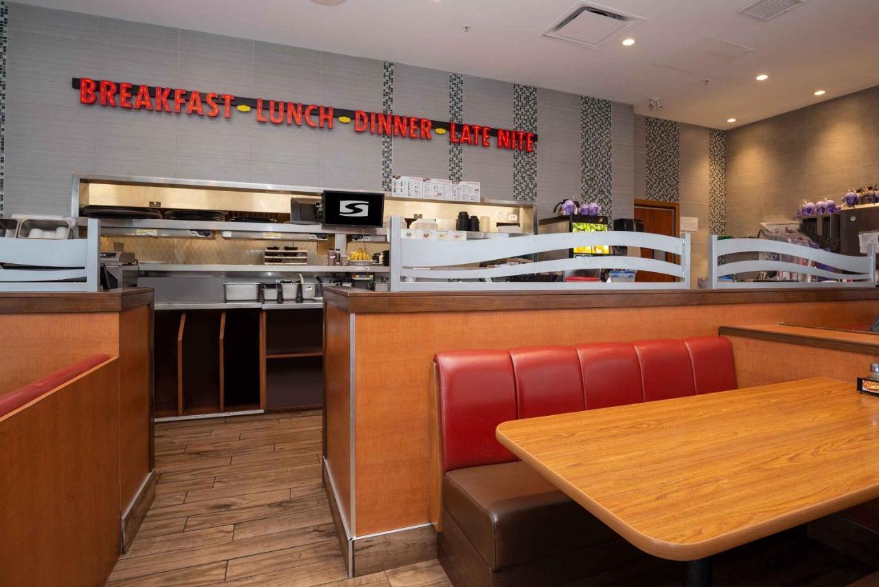 Sandman Hotel & Suites Calgary South Esterno foto