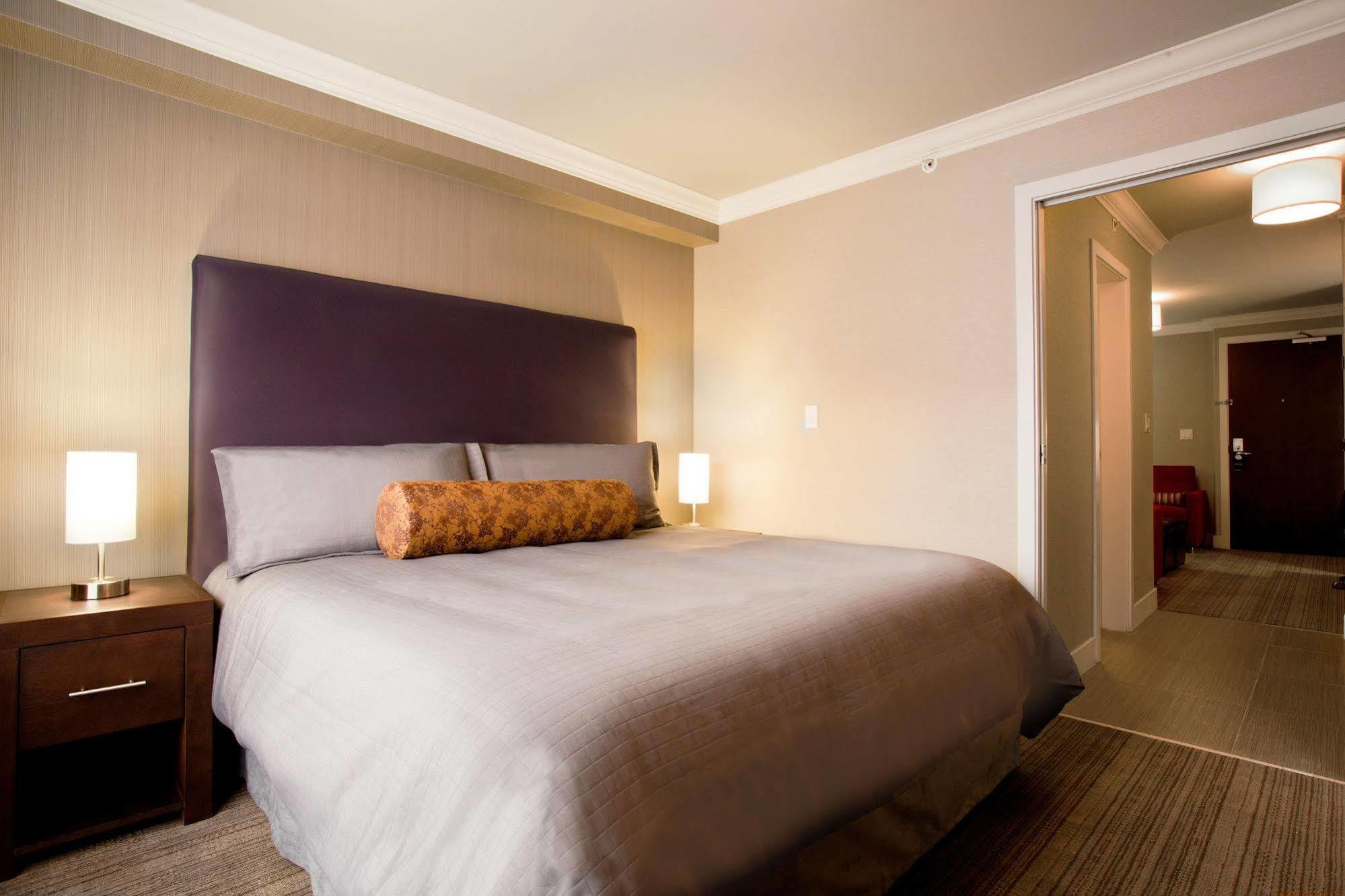 Sandman Hotel & Suites Calgary South Esterno foto